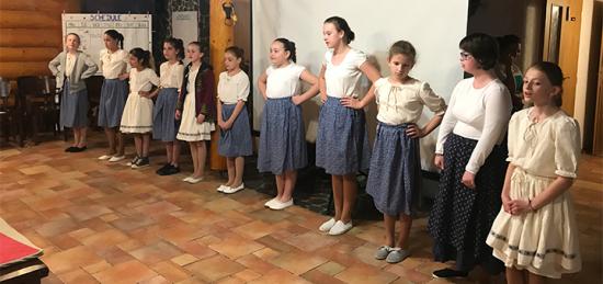 Krúžok ľudového tanca pri Základnej škole Trnavá Hora sa predstavil zahraničným študentom Krúžok ľudového tanca pri Základnej škole Trnavá Hora sa predstavil zahraničným študentom