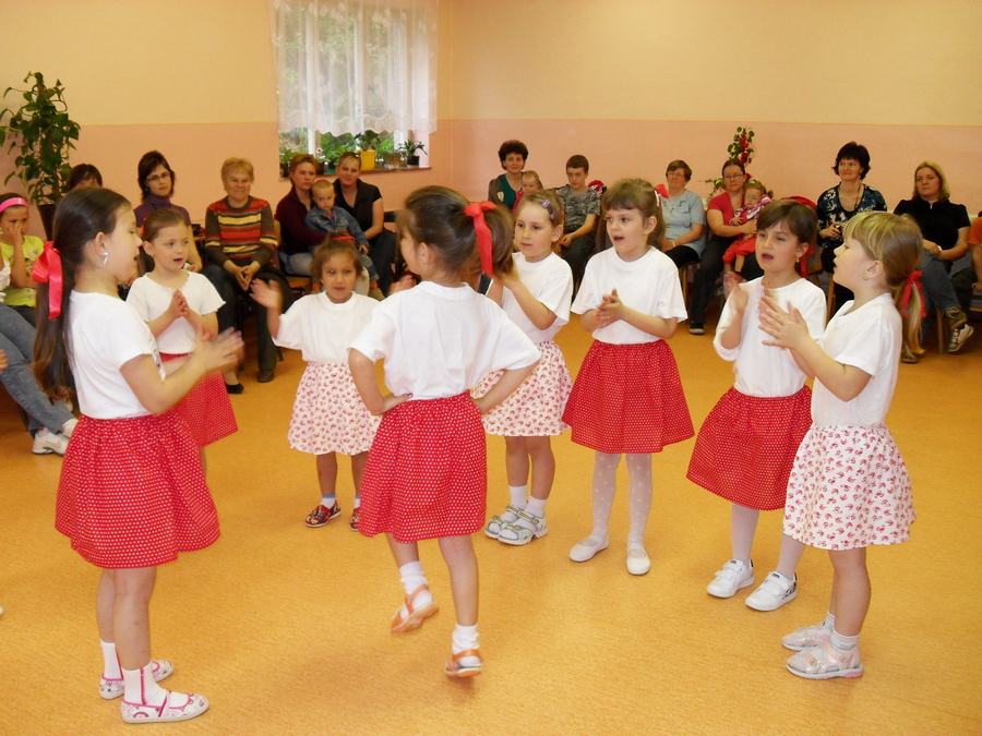 Fotogaléria M Deň mamičiek v Materskej kole Trnavá Hora 2010 (12) M Deň mamičiek v Materskej kole Trnavá Hora 2010