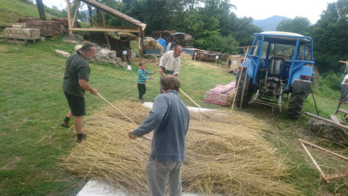 Fotogaléria Starosvetská mlatba obilia a staré remeslá na Kľačanoch 2016 (17) Starosvetská mlatba obilia a staré remeslá na Kľačanoch 2016